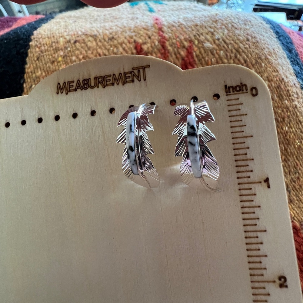 ❤️ Native Signed “Allen Barney” White Buffalo Feather Half Hoop 925 Earrings - Picture 6 of 10